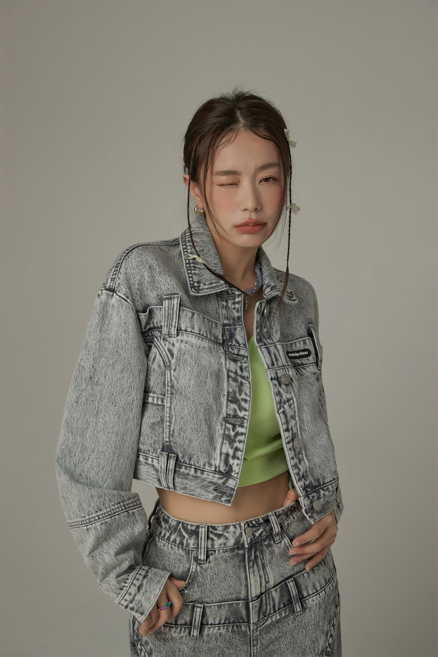 CHUU Back Cut Out Cropped Denim Jacket