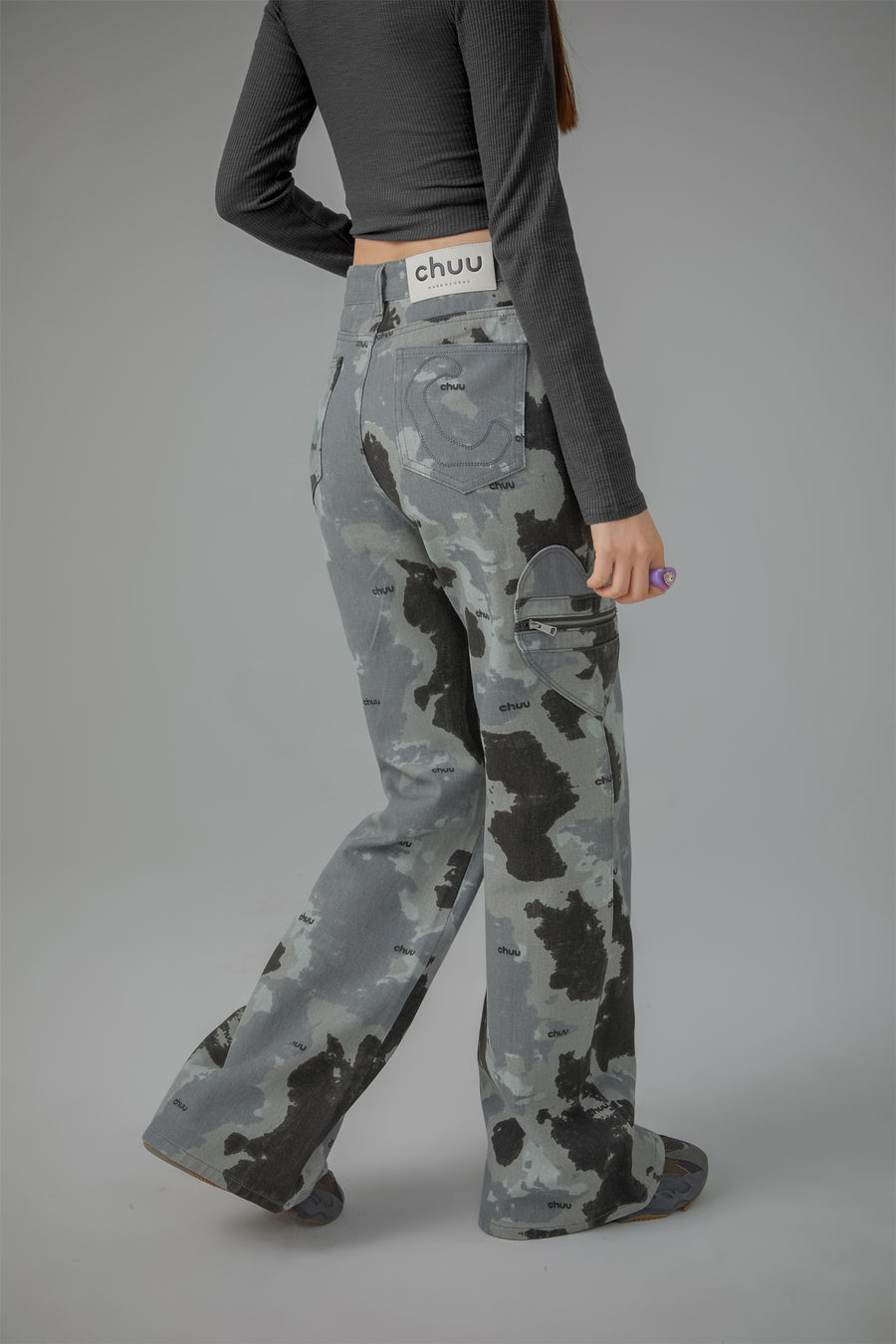 CHUU Heart Pocket Camouflage Denim Jeans