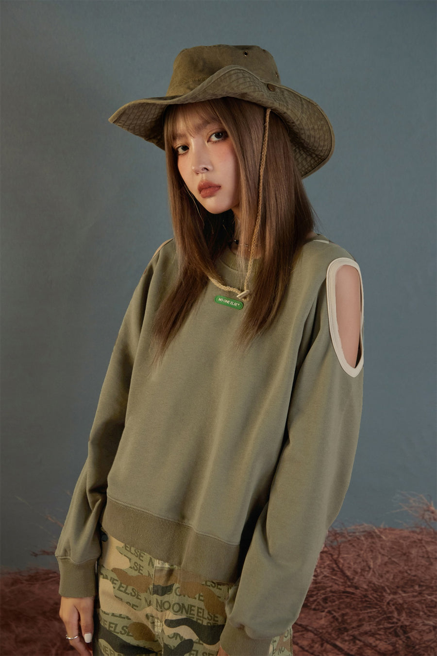 CHUU Slit Back Off The Shoulder T-shirt