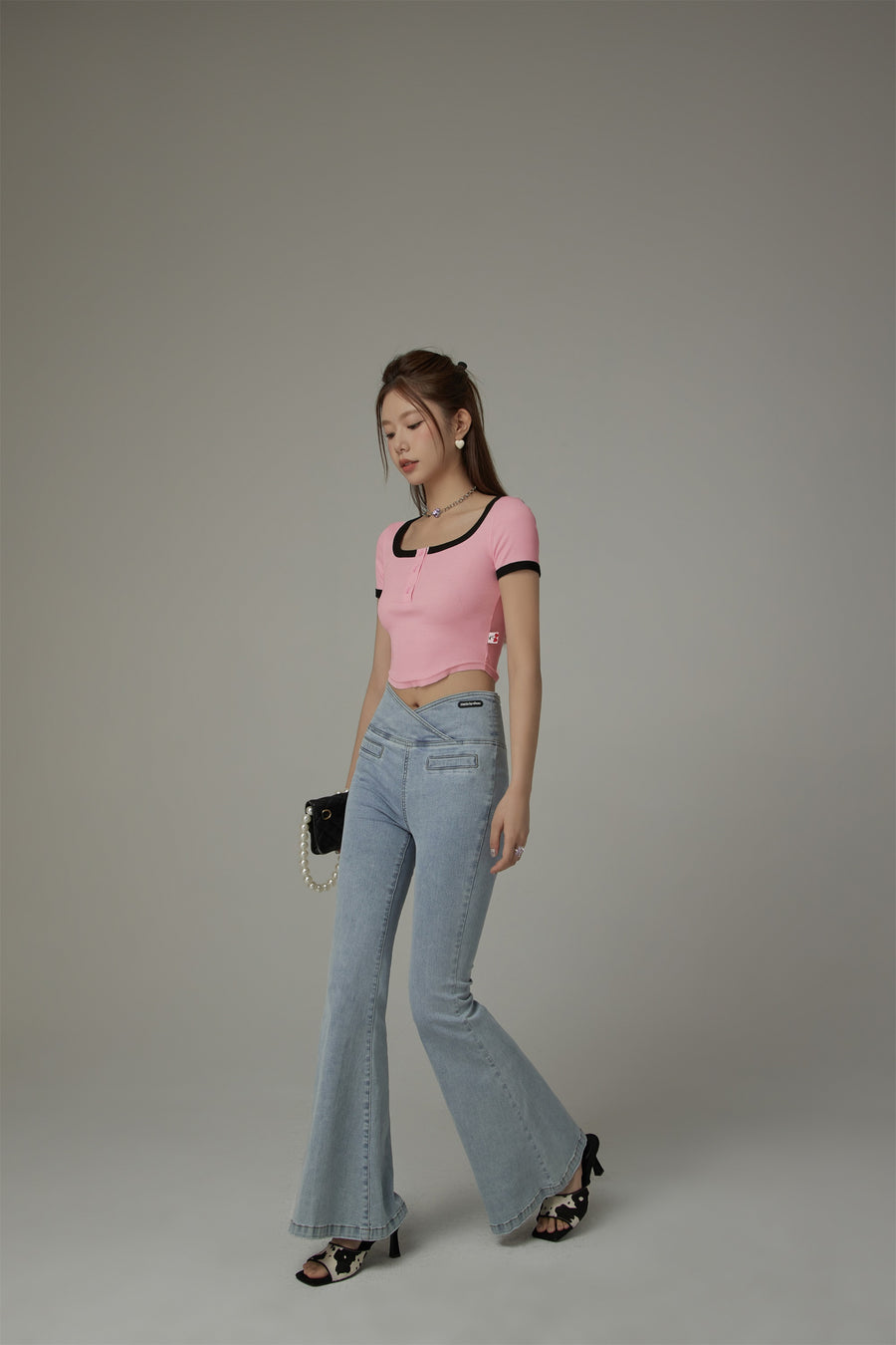 CHUU Big U-Neck Cropped T-Shirt