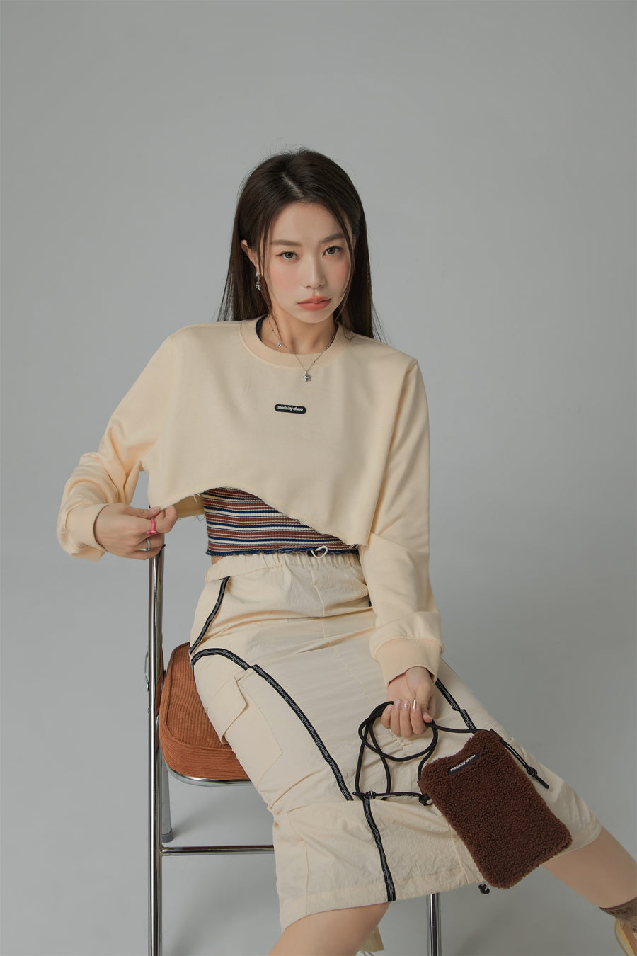 CHUU Unbalanced Loose Fit Crop Sweatshirt
