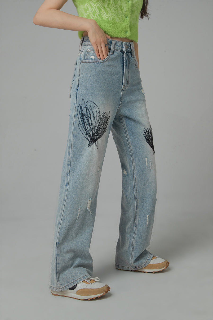 CHUU Queen Of Hearts Embroidered Distressed Denim Jeans