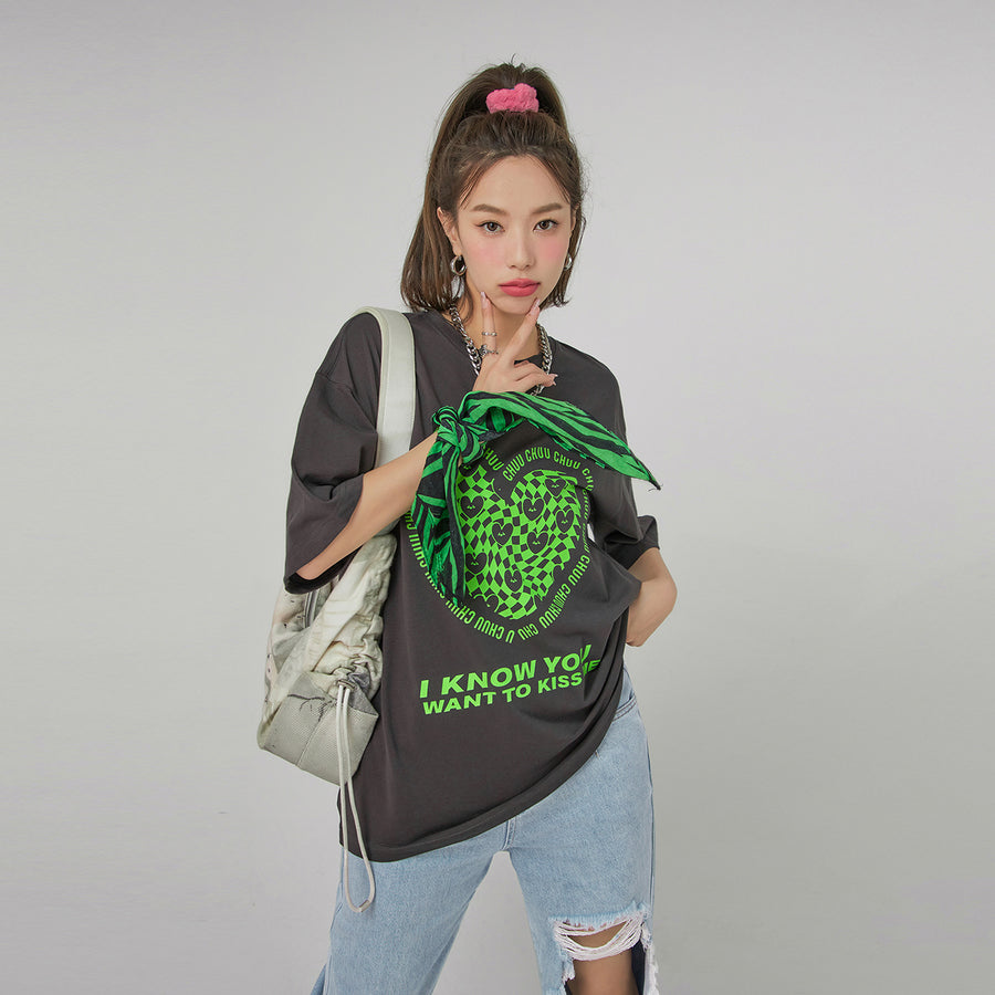 CHUU Kiss Me Check Heart Loosefit T-Shirt