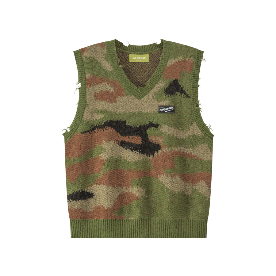 CHUU Noe Distressed Camouflage Print Sweater Vest