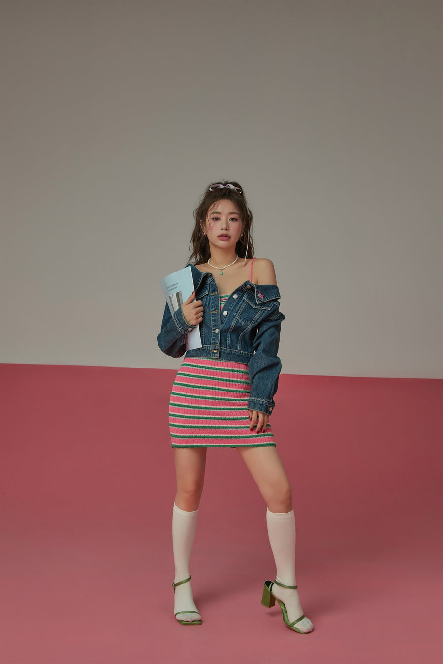 CHUU Off Shoulder Denim Jacket