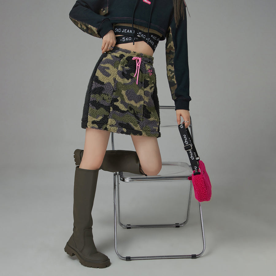 CHUU Make No Mistakes Hot Girl Camouflage Skirt