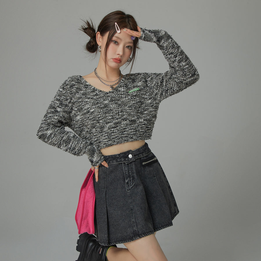 CHUU Adore You V Neck Crop Sweater