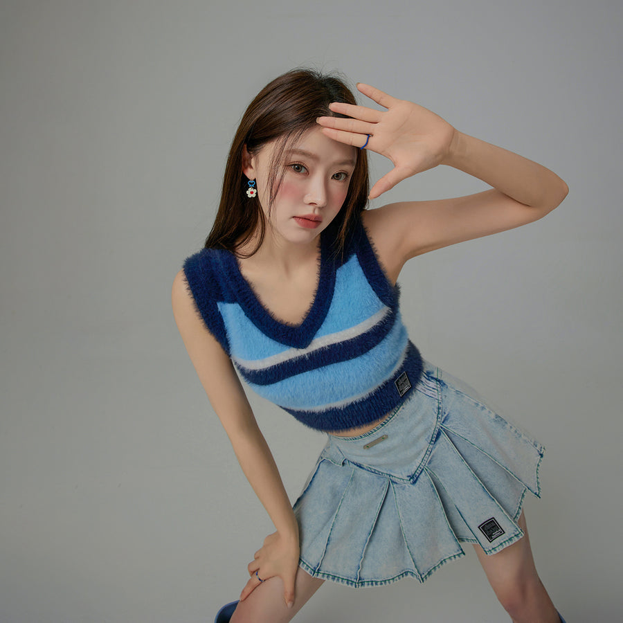 CHUU Truly Connect Striped V-Neck Furry Vest