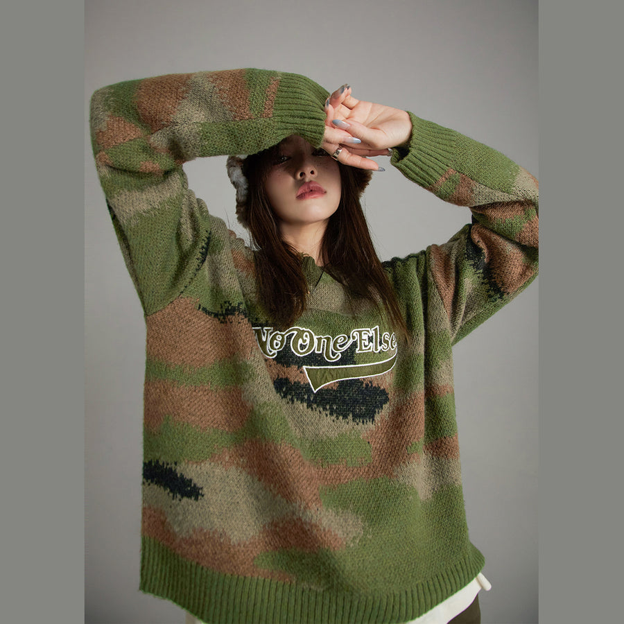 CHUU Noe Logo Camouflage Knit Sweater