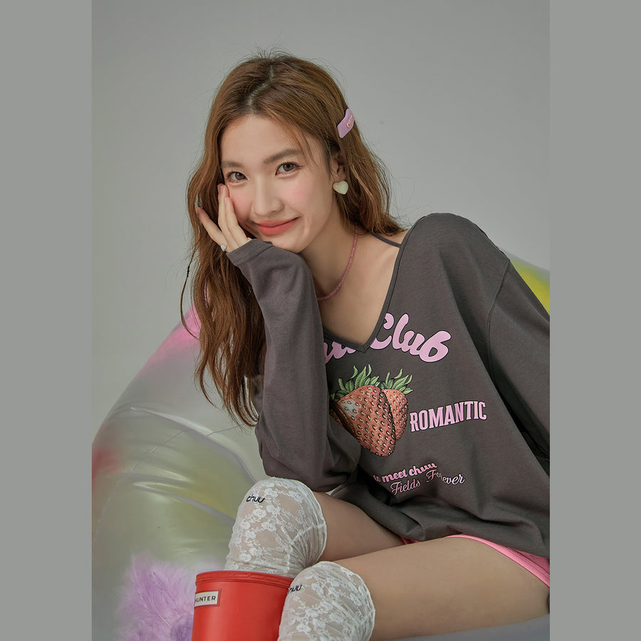 CHUU Chuu Club Strawberry V-Neck T-shirt