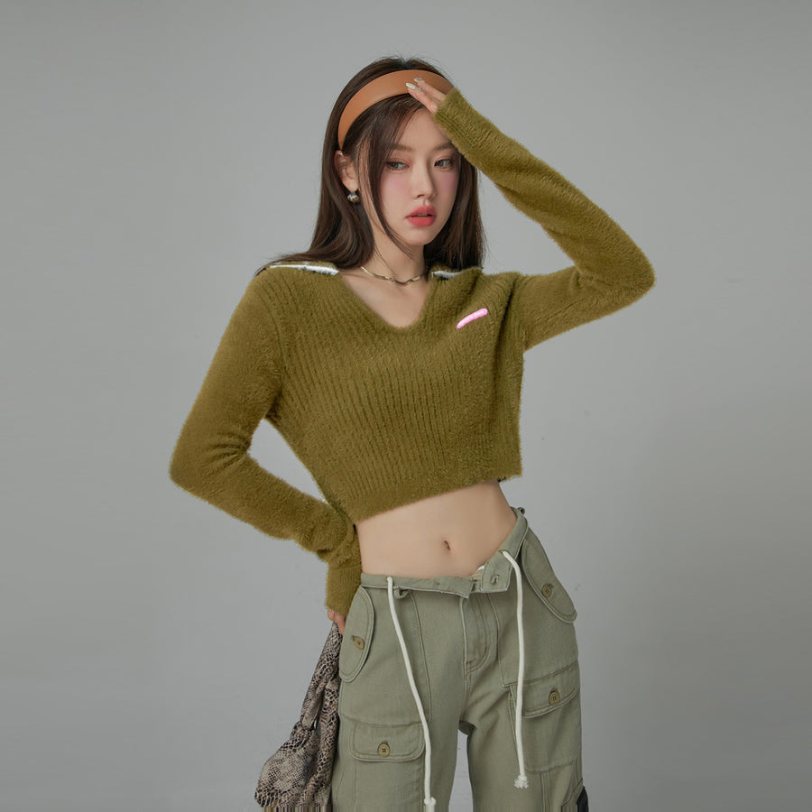 CHUU Your Sweetheart Open Collar Cropped Knit Top