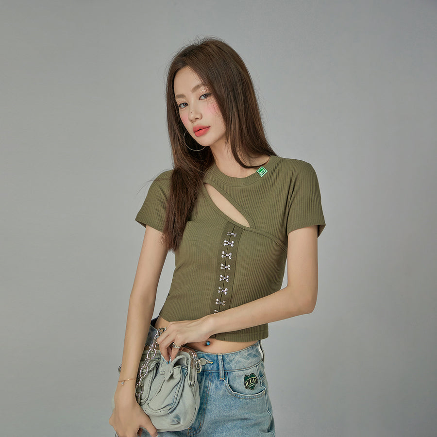 CHUU Cutout Front Hooks Short-Sleeved Top