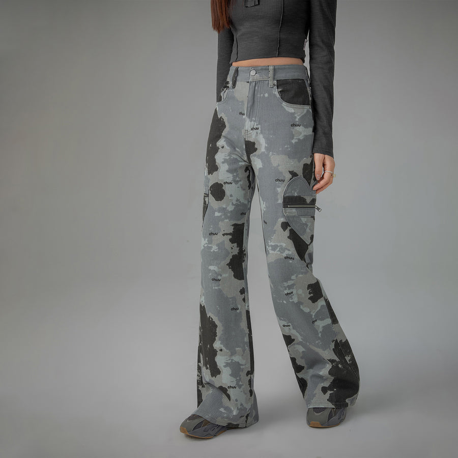 CHUU Heart Pocket Camouflage Denim Jeans